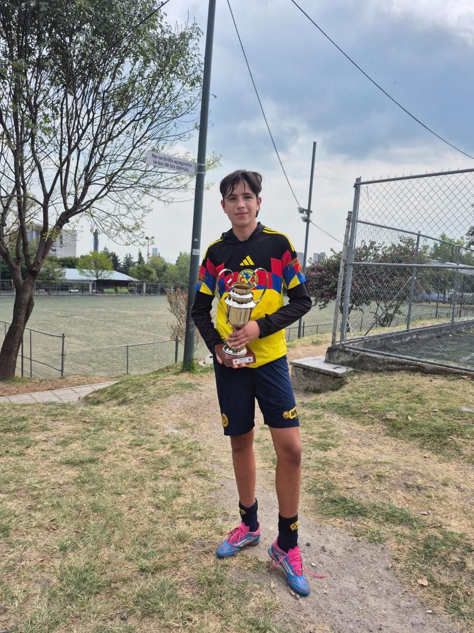 Matías Gamboa Barros con trofeo, visoría Club América
